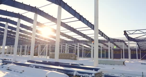 Costruzione di una moderna fabbrica o magazzino, moderno esterno industriale, vista panoramica, moderno cantiere di magazzino, la struttura in acciaio strutturale di un nuovo edificio commerciale — Video Stock