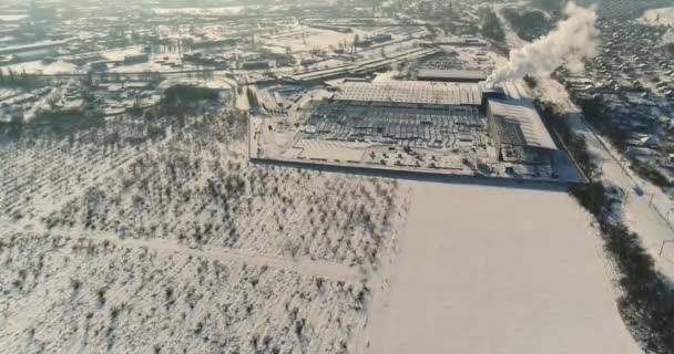 Armazém moderno canteiro de obras, a estrutura de aço estrutural de um novo edifício comercial, Construção de uma fábrica moderna ou armazém, moderno exterior industrial — Vídeo de Stock