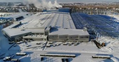 Bir modern fabrika veya ticari bir modern fabrika veya bina cephe ve otopark, bitki, hava, panoramik görünüm dış Kış saati, güneşli bir gün, mavi gökyüzü bina,