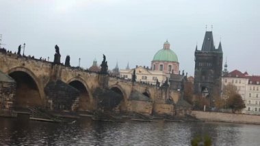 Eski kule arka plan ve yeşil kubbe Katedrali Prag, yan görünüm, Charles Köprüsü turist Charles Köprüsü, Prag, 19 Ekim 2017 yürüyüş