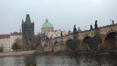 Eski kule arka plan ve yeşil kubbe Katedrali Prag, yan görünüm, Charles Köprüsü turist Charles Köprüsü, Prag, 19 Ekim 2017 yürüyüş