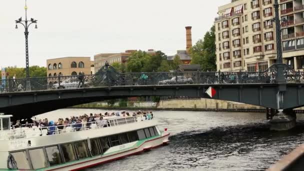 景观和 Weidendammer 大桥在柏林城, Weidendammer Brcke, 游船上的狂欢河, 弗里德里希, 9月10日, 柏林, 德国 — 图库视频影像
