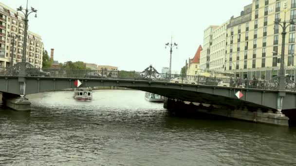 Stadtbild und Weidendammer Brücke in der Berliner City, Weidendammer Brücke, Touristenschiffe auf der Spree, friedrichstrasse, berlin, deutschland — Stockvideo