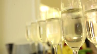 Köpüklü şampanya sıcak şömine önünde, bardaklarda şarap. Yakın çekim