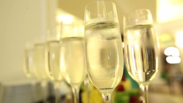 Gros plan de verres à champagne avec célébration du nouvel an sur le fond . — Video