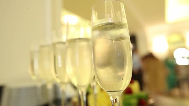 Festival yeni yıl masada şampanya ile gözlük — Stok video