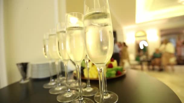 Las copas con el champán en la mesa de fiesta de Año Nuevo — Vídeos de Stock