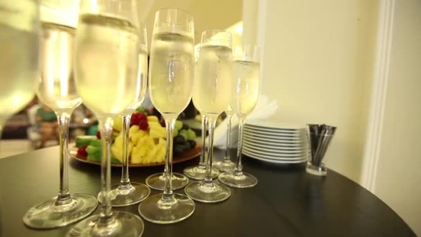 Очки с шампанским на праздничном новогоднем столе — стоковое видео