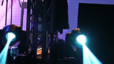 Sahne ışıkları sis ile konser, sahne ışıkları aydınlatma konser sahne, sahne, yeni yıl, yılbaşı, yılbaşı tatil aydınlatma eğlence konser bir konsol