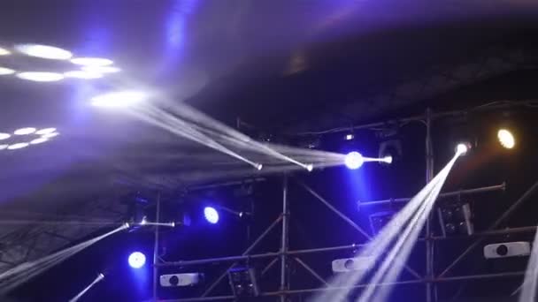 Bühnenbeleuchtung beim Konzert mit Nebel, Unterhaltungskonzertbeleuchtung auf der Bühne — Stockvideo