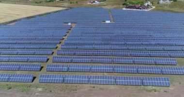 Panoramik bir güneş enerjisi santrali, güneş panelleri, güneş panelleri, üstten görünüm, güneş enerjisi santrali için havadan görünümü, endüstriyel arka plan satırlarının yenilenebilir kaynakları konulu