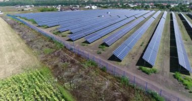 Panoramik bir güneş enerjisi santrali, güneş panelleri, güneş panelleri, üstten görünüm, güneş enerjisi santrali için havadan görünümü, endüstriyel arka plan satırlarının yenilenebilir kaynakları konulu