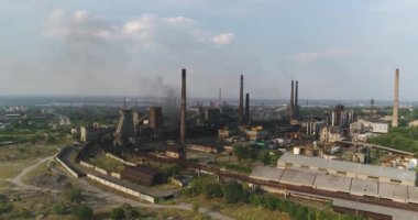 Sanayi Bölgesi üstten görünüm, endüstriyel nesnesinin görünümünü, bir fabrika, havadan görünümü, duman ve ateş, çevre kirliliği, çevre kirliliği, ekolojik felaket, panoramik, 4k avlusu