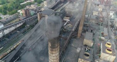 Sanayi Bölgesi üstten görünüm, endüstriyel nesnesinin görünümünü, bir fabrika, havadan görünümü, duman ve ateş, çevre kirliliği, çevre kirliliği, ekolojik felaket, panoramik, 4k avlusu