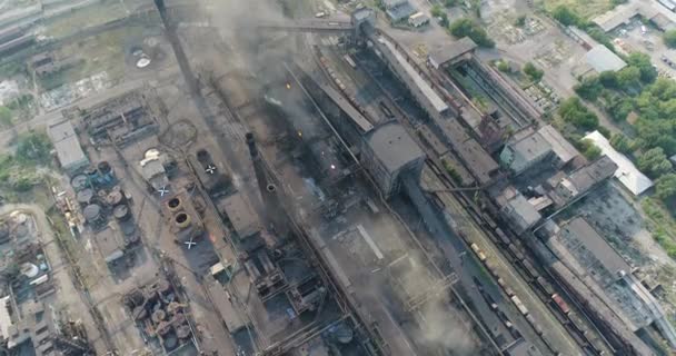 Industriezone bovenaanzicht, weergave van het industriële object, binnenplaats van een fabriek, luchtfoto, rook en vuur, milieuvervuiling, milieuvervuiling, milieuramp, panoramisch uitzicht, 4k — Stockvideo