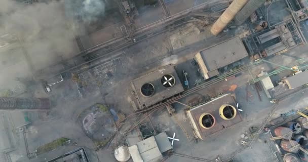 Zone industrielle vue de dessus, Vue sur l'objet industriel, Cour d'usine, Vue aérienne, Fumée et incendie, pollution de l'environnement, pollution de l'environnement, catastrophe écologique, vue panoramique, 4K — Video