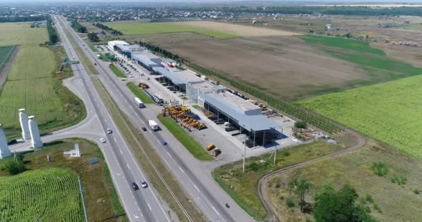 Estrada para a cidade, centro de exposições perto da estrada, estrada — Vídeo de Stock