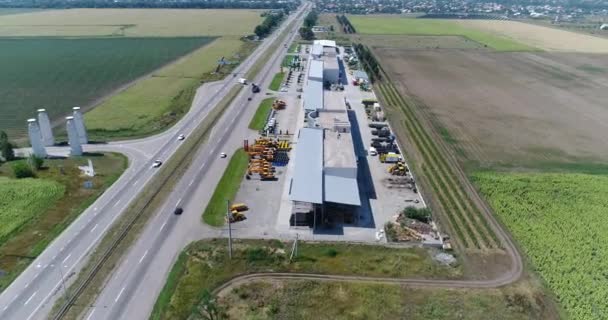 Camino a la ciudad, centro de exposiciones cerca de la carretera, carretera — Vídeo de stock