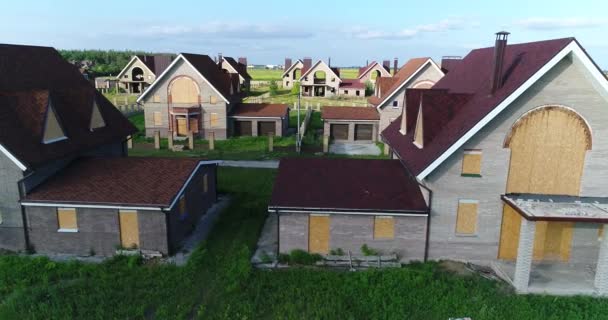 Cabañas inacabadas, cabañas abandonadas, una villa, varias casas, Césped verde, Vista desde arriba, aérea — Vídeos de Stock