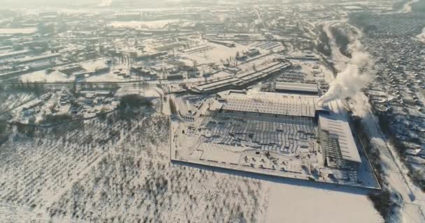 Moderna förrådshuset byggarbetsplats, konstruktionsstål strukturen i en ny kommersiell byggnad, byggandet av en modern fabrik eller lager, modern industriell exteriör — Stockvideo