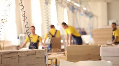 Mobilya fabrika işçilerini sarı tulum içinde toplamak mobilya, mobilya imalatı, sanayi iç, küçük alan derinliği