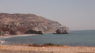 Havuzun Afrodit, kayalık plaj yüksek kayalıklarla mavi gökyüzü ve deniz, Karadeniz kıyısında taşlarla, kimse