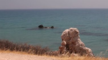 Havuzun Afrodit, kayalık plaj yüksek kayalıklarla mavi gökyüzü ve deniz, Karadeniz kıyısında taşlarla, kimse