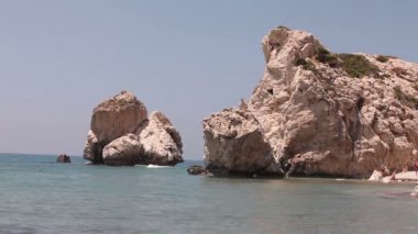 Yunanistan, Kıbrıs, Afrodit, havuzu kayalar sopa dışarı deniz su, Deniz Sahil kayalar ile dikey olarak Sudan yapışmasını Rock