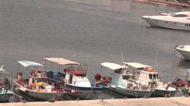 Kıbrıs, Yunanistan, tekneler ve balıkçı tekneleri limanındaki balıkçı tekneleri rıhtımın, Otopark tekne zevk, bir dizi bağlantı noktası, Panorama, üst bölümünde, turizm rıhtımın tekne park Balık tutma