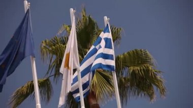 Renkli bayrak, mavi gökyüzü karşı sallanan birçok bayrakları rüzgarda sway.