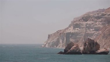 Yalı kayalar, mavi gökyüzü, kum plaj, denize bırakarak dağ deniz dalgaları, Yunanistan, Kıbrıs, Afrodit, güzel görkemli manzara, kayalık plaj yüksek kayalıklarla mavi gökyüzü ve deniz Havuzu