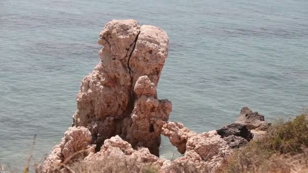 Басейн Афродіти, кам'янистий пляж високої скелі, Синє небо і море, морське узбережжя камінням, ніхто не — стокове відео