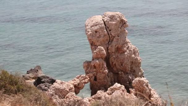 Het zwembad van Aphrodite, rotsachtige strand hoge kliffen blauwe hemel en zee, Zeekust met rotsen, niemand — Stockvideo