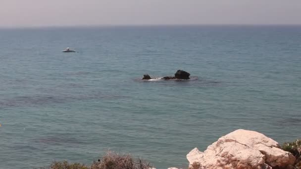 Der Pool der Aphrodite, felsiger Strand hohe Klippen blauer Himmel und Meer, Meeresküste mit Felsen, niemand — Stockvideo