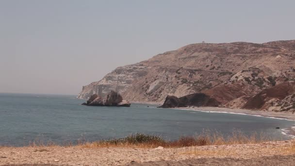 La piscina de Afrodita, playa rocosa altos acantilados cielo azul y mar, costa del mar con rocas, nadie — Vídeo de stock