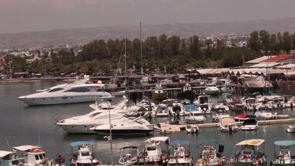 Кипр, Греция, Приятные лодки и рыбацкие лодки в гавани, рыбацкие лодки рядом с пирсом, стоянка лодок, ряд рыбацких лодок парк рядом с пирсом в порту, Панорама, вид сверху, туризм — стоковое видео
