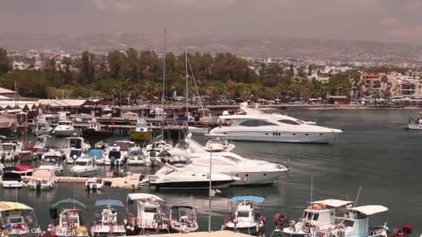 Chipre, Grecia, Barcos de placer y barcos de pesca en el puerto, barcos de pesca cerca del muelle, estacionamiento de barcos, Un número de barcos de pesca parque cerca del muelle en el puerto, Panorama, vista superior, turismo — Vídeos de Stock