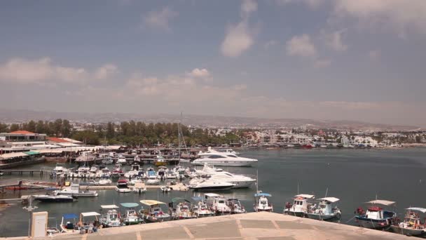 Chipre, Grecia, Barcos de placer y barcos de pesca en el puerto, barcos de pesca cerca del muelle, estacionamiento de barcos, Un número de barcos de pesca parque cerca del muelle en el puerto, Panorama, vista superior, turismo — Vídeos de Stock