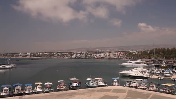 Chipre, Grecia, Barcos de placer y barcos de pesca en el puerto, barcos de pesca cerca del muelle, estacionamiento de barcos, Un número de barcos de pesca parque cerca del muelle en el puerto, Panorama, vista superior, turismo — Vídeos de Stock