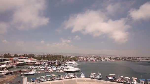 Kypros, Hellas, Lystbåter og fiskebåter i havn, fiskebåter nær moloen, båtparkering, En rekke fiskebåtparker nær moloen i havnen, Panorama, utsyn over havet, turisme – stockvideo