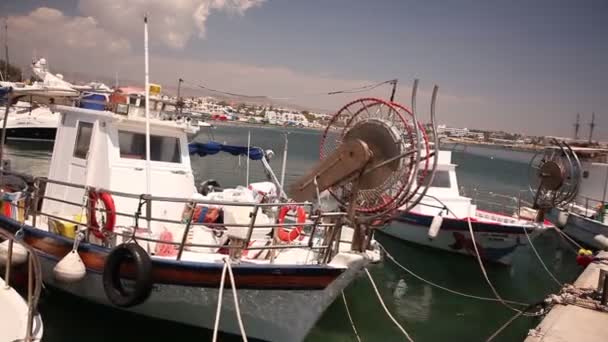 Bateaux de pêche près de la jetée, Parking des bateaux de pêche, Bateaux de plaisance et bateaux de pêche dans le port — Video