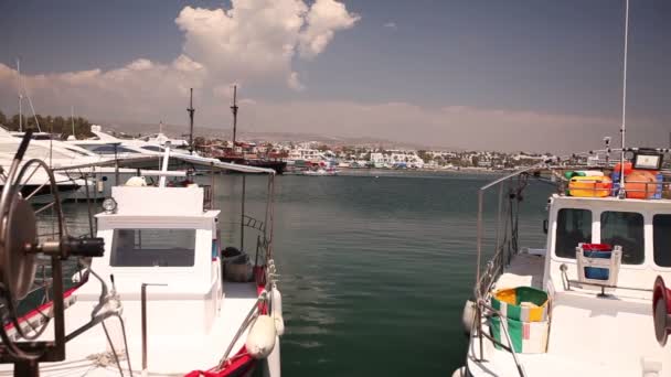 Balıkçı tekneleri iskeleye yakın, Park balıkçılık gemileri, zevk tekneler ve balıkçı tekneleri Harbor — Stok video