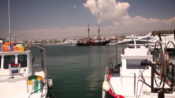 Barcos de pesca cerca del muelle, Aparcamiento de barcos de pesca, Barcos de recreo y barcos de pesca en el puerto — Vídeos de Stock