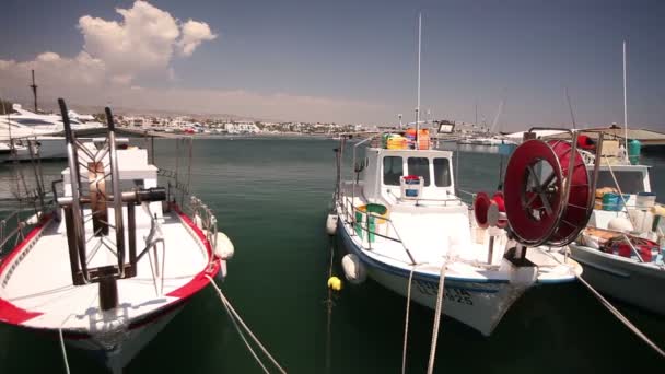 Barcos de pesca perto do cais, Estacionamento de navios de pesca, barcos de recreio e barcos de pesca no porto — Vídeo de Stock