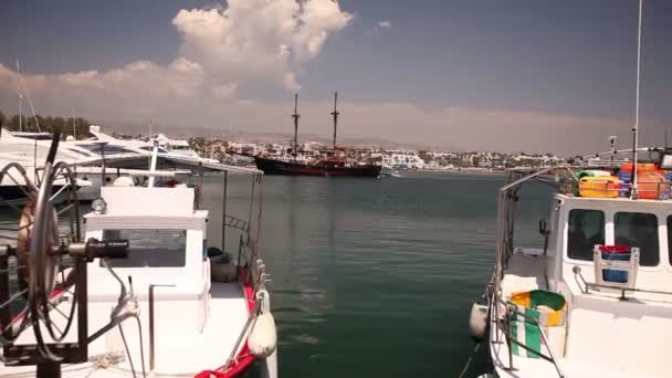 Fischerboote in der Nähe der Seebrücke, Parkplätze für Fischerboote, Sportboote und Fischerboote im Hafen — Stockvideo