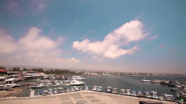 Cypern, Grekland, nöje båtar och fiskebåtarna i hamnen, fiskebåtar nära bryggan, båt parkering, ett antal fiske båtar park nära piren i hamnen, Panorama, översta vyn turism — Stockvideo