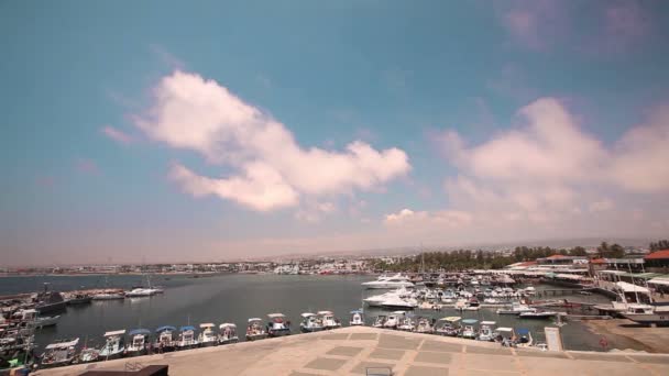 Кипр, Греция, Приятные лодки и рыбацкие лодки в гавани, рыбацкие лодки рядом с пирсом, стоянка лодок, ряд рыбацких лодок парк рядом с пирсом в порту, Панорама, вид сверху, туризм — стоковое видео