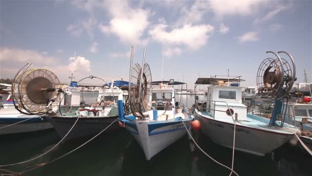 Barcos de pesca perto do cais, estacionamento de barco, estacionamento de navios de pesca, barcos de recreio e barcos de pesca no porto — Vídeo de Stock