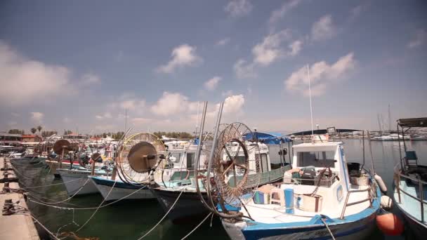 Balıkçı tekneleri iskeleye yakın, Otopark, balıkçı gemileri, zevk tekneleri ve balıkçı tekneleri Harbor otopark tekne — Stok video