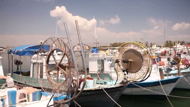 Barcos de pesca cerca del muelle, estacionamiento de barcos, estacionamiento de barcos de pesca, barcos de placer y barcos de pesca en el puerto — Vídeo de stock